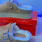 ⁦سابو شتوي مبطّن بالفرو للنساء - نعل عالي Plaka1 Cozy Sabot⁩ - الصورة ⁦3⁩